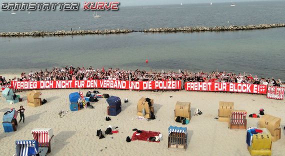 Die VfB Stuttgart Fans vor ihrem Auswärtsspiel in Kiel<br />    <button type=