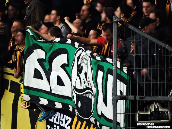 BVB-Ultras zeigen die Auswärtsfahne der Brigade<br />    <button type=