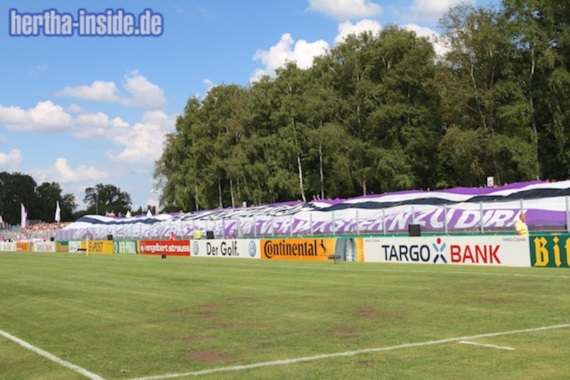 Die Fans des VfR Neumünster<br />Bild: hertha-inside.de”><figcaption>Die Fans des VfR Neumünster<br />Bild: hertha-inside.de</figcaption></figure>
                </div>
                
                <!-- YouTube (Meta-Feld) -->
                
            </div>
        </article>

                <script>
        (function() {
            var root = document.querySelector('.ff-single-news-gallery');
            if (!root) return;
            var slides = root.querySelectorAll('.ff-single-news-gallery-slide');
            var dots = root.querySelectorAll('.ff-single-news-gallery-dot');
            var prev = root.querySelector('.ff-single-news-gallery-prev');
            var next = root.querySelector('.ff-single-news-gallery-next');
            var n = slides.length;
            if (n < 2) return;
            var i = 0;
            function closeAllImgInfo() {
                root.querySelectorAll('.ff-fv-img-info-host.is-info-open').forEach(function(host) {
                    host.classList.remove('is-info-open');
                    var b = host.querySelector('.ff-fv-img-info-btn');
                    var p = host.querySelector('.ff-fv-img-info-panel');
                    if (b) b.setAttribute('aria-expanded', 'false');
                    if (p) p.setAttribute('aria-hidden', 'true');
                });
            }
            function show(idx) {
                closeAllImgInfo();
                i = ((idx % n) + n) % n;
                for (var s = 0; s < n; s++) {
                    if (s === i) slides[s].removeAttribute('hidden'); else slides[s].setAttribute('hidden', '');
                }
                for (var s = 0; s < dots.length; s++) {
                    dots[s].classList.toggle('is-active', s === i);
                    dots[s].setAttribute('aria-selected', s === i ? 'true' : 'false');
                }
            }
            if (prev) prev.addEventListener('click', function() { show(i - 1); });
            if (next) next.addEventListener('click', function() { show(i + 1); });
            for (var d = 0; d < dots.length; d++) {
                (function(di) { dots[di].addEventListener('click', function() { show(di); }); })(d);
            }
        })();
        </script>
        
        <!-- Kommentare -->
                <section class=