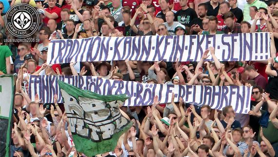 Das Spruchband im Gästeblock <br />    <button type=