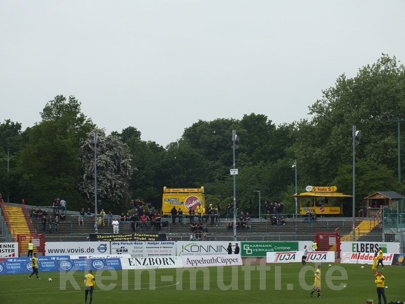 Die Zaunfahne der Borussenfront beim Spiel in Münster<br />    <button type=
