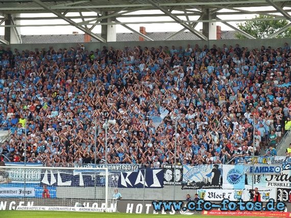Die Zaunfahne der Ultras auf der neuen Südtribüne<br />    <button type=