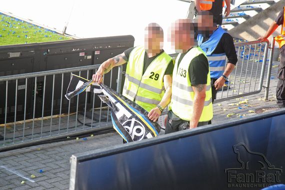 Bielefelder Ordner mit der geklauten Fahne<br />Bild: Fanpresse.de”><figcaption>Bielefelder Ordner mit der geklauten Fahne<br />Bild: Fanpresse.de</figcaption></figure>
<figure><img decoding=