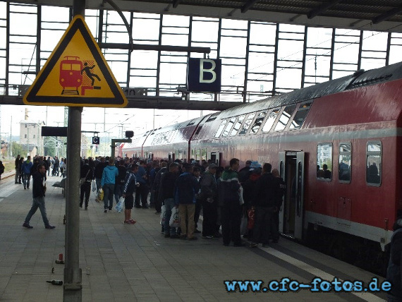 Manchem Fan soll der Zutritt in den Zug verweigert werden<br />    <button type=