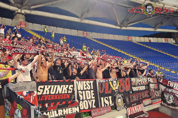 Die Leverkusen Fans beim Hinspiel, das 1:0 verloren ging, in Rom. <br />    <button type=