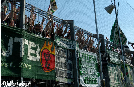 Das UltrA-Team Bremen heißt Flüchtlinge Willkommen.<br />    <button type=