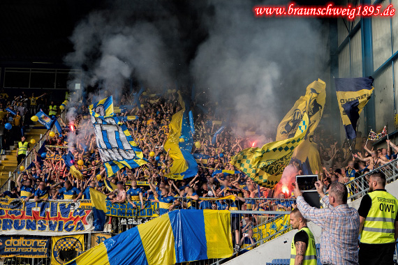 Pyro in der Hand halten ja, damit werfen nein!<br />    <button type=