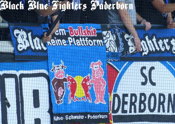 Die Fahne mit dem Motto der Black Blue Fighters beim Heimspiel gegen Bielefeld<br />    <button type=