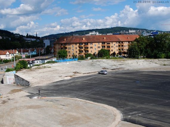 Vom alten Stadion ist nicht mehr viel übrig, weshalb ein Kunstrasen und mobile Tribünen errichtet werden.<br />Bild: GC-Zone.ch“><figcaption>Vom alten Stadion ist nicht mehr viel übrig, weshalb ein Kunstrasen und mobile Tribünen errichtet werden.<br />Bild: GC-Zone.ch</figcaption></figure>
<figure><img decoding=