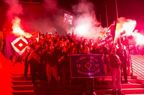 Das gemeinsame Gruppenfoto der FC St. Pauli & HSV Fans.<br />    <button type=