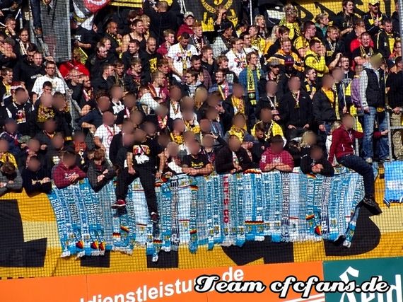 Die geklauten CFC-Schals im K-Block<br />    <button type=