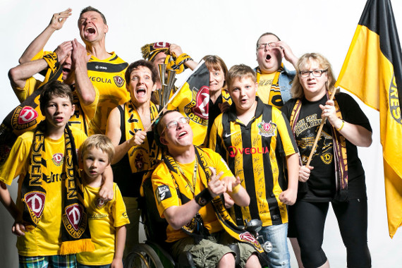 Diese Dynamo Fans stehen auf der Bühne<br />    <button type=