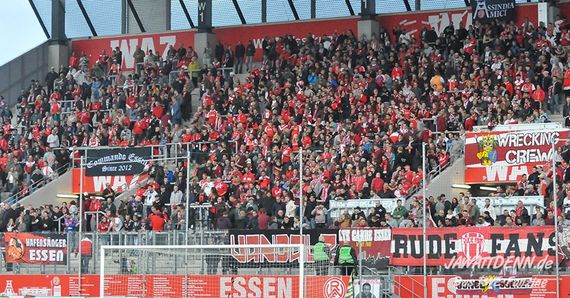 Beim Spiel gegen Wegberg am vergangenen Wochenende blieb der Zaunfahnenplatz der Ultras Essen leer<br />    <button type=