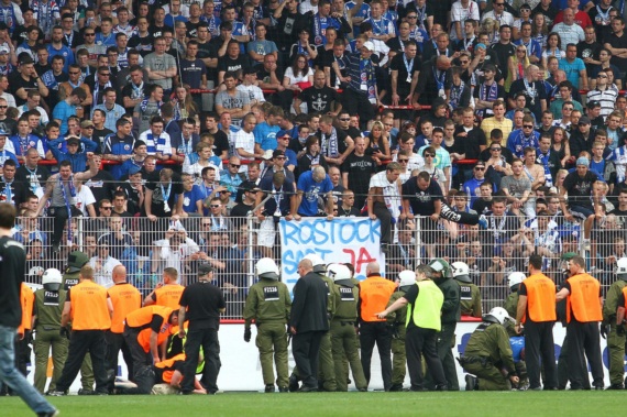 Hansa Fans beim Risikospiel in Berlin im April 2012<br />    <button type=