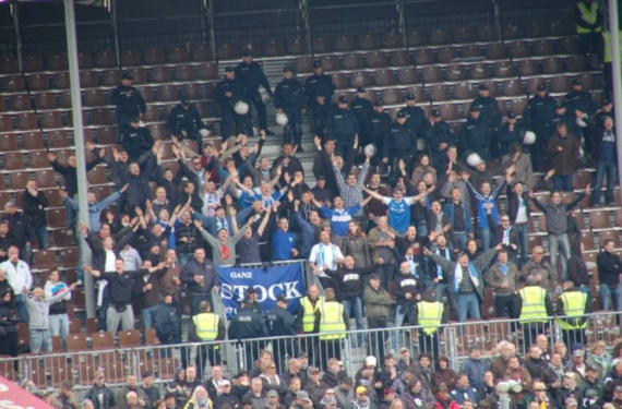 Als St. Pauli Fans verkleidete Hansa-Anhänger umgingen Gästefanverbot im April 2012<br />    <button type=