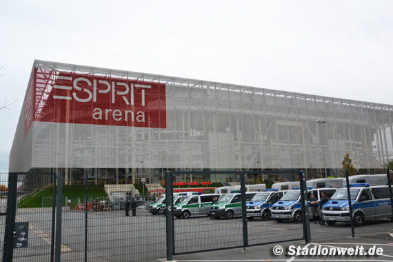 Beim Verlassen des Stadion schritt die Polizei gegen 1860 Fans ein<br />    <button type=