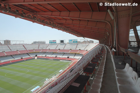 Die Gladbach-Fans treffen sich direkt am Estadio Ramón Sánchez Pizjuán<br />    <button type=