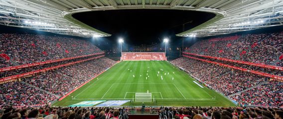 Im ersten Europa League Spiel der Vereinsgeschichte geht es für die FC Augsburg Fans ins San Mamés Barria<br />    <button type=