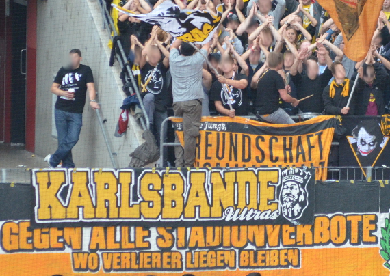 Gegen alle Stadionverbote Fahne der Karlsbande Ultras am Sonntag in Köln<br />    <button type=