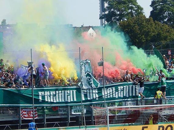 Die bunte Pyroshow der Werder Ultras in Würzburg<br />    <button type=