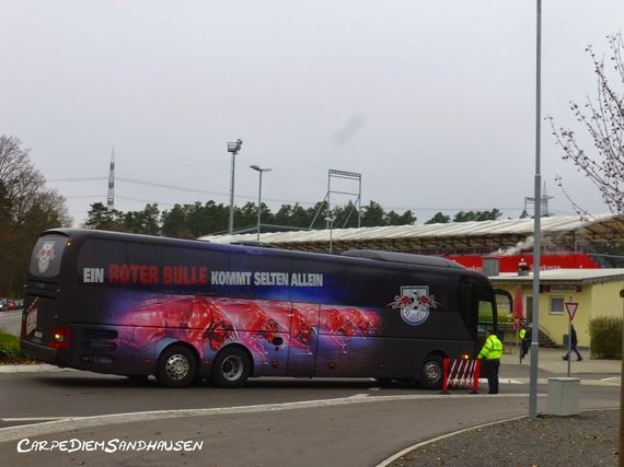 In Heidenheim wurde der Leipziger Bus mit Blüten beklebt<br />    <button type=