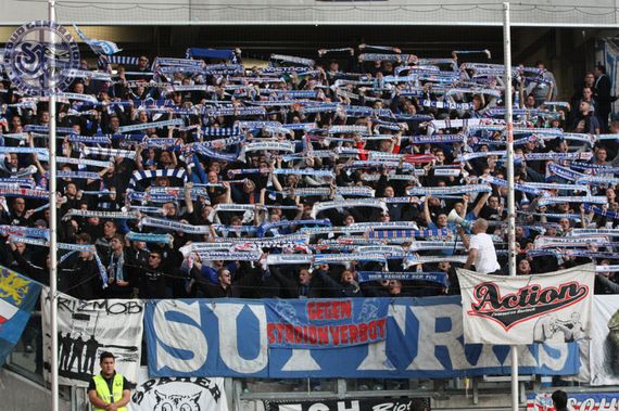 Die Hansa Fans beim besagten Spiel in Duisburg<br />    <button type=