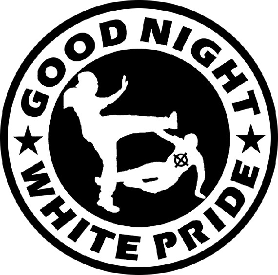 Heimfans wollten eine Fahne mit diesem Logo von den Gästefans abhängen<br />    <button type=