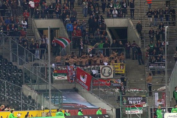 Die FC Augsburg Fans gestern in Mönchengladbach<br />    <button type=