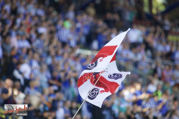 Die Union Fans hatten wohl keine Lust mit dem NPD-Politiker im Zug zu sitzen<br />    <button type=