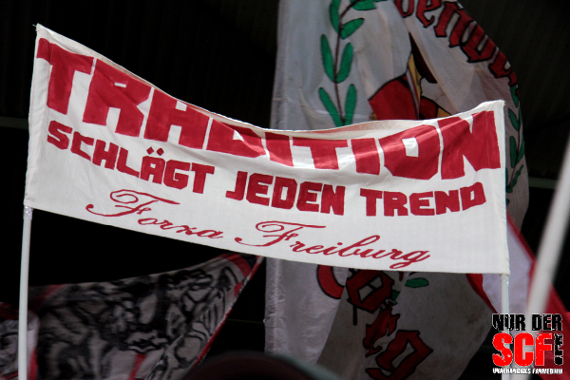 Sollen die Freiburger Fanfotografen Proteste gegen RB Leipzig nicht in Bild festhalten?<br />    <button type=