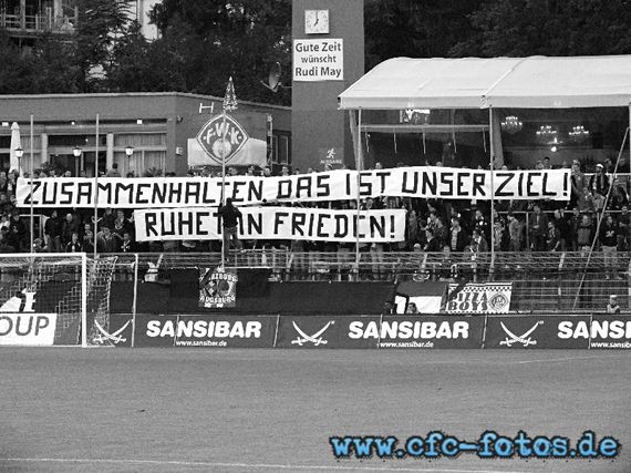 Würzburger Kickers Fans gedachten den befreundeten Ultras, die verunglückt sind<br />    <button type=