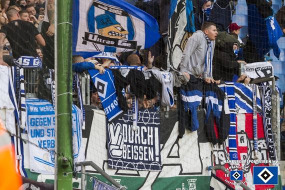 Schalke Fans präsentierten geklaute HSV-Fanartikel<br />    <button type=