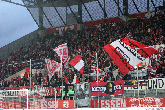 So sieht es auf der Westtribüne Essen seit der Auflösung der Ultras Essen aus<br />    <button type=