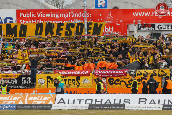 Ob Innenfutter nach außen oder Jacke richtig rum: Dynamo Fans sollen mit Bomberjacke nach Rostock fahren<br />    <button type=