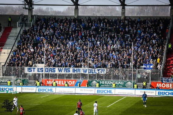 Bei Auswärtsspielen decken sich die KSC-Fans erst vor Ort mit Karten ein<br />    <button type=