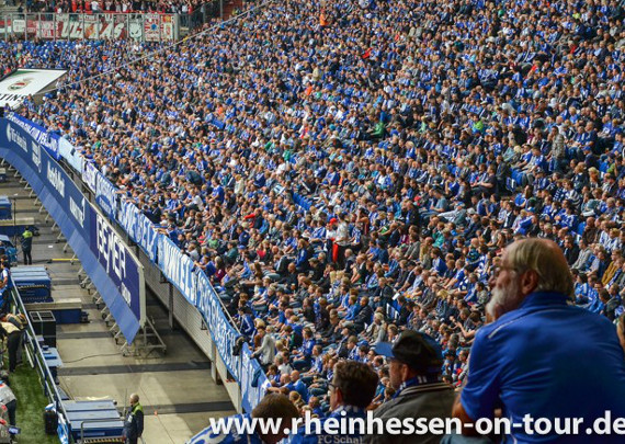 Beim Heimspiel gegen Mainz waren die Zaunfahnen auf der Süd noch alle an ihrem angestammten Platz<br />    <button type=