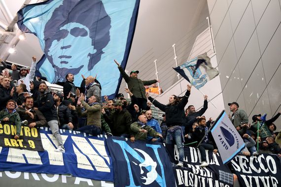 Alle Fanfotos, auch die der Napoli Fans, gibt es oben in der Galerie.<br />Bild: legionisci.com“><figcaption>Alle Fanfotos, auch die der Napoli Fans, gibt es oben in der Galerie.<br />Bild: legionisci.com</figcaption></figure>
            </div>

                    </article>

                <section class=