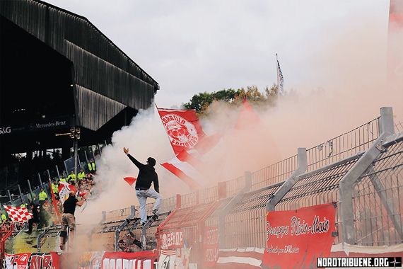 Die Pyroshow der Freiburger Fans<br />    <button type=