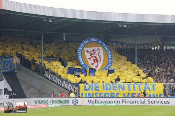 Die Eintracht Braunschweig Fans zeigten diese Choreografie<br />    <button type=
