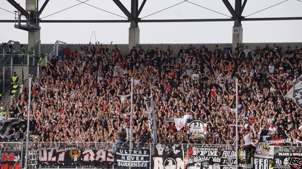 Die Eintracht Fans am Wochenende in Ingolstadt<br />    <button type=