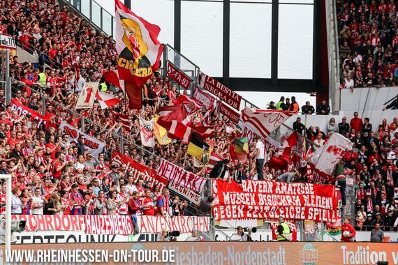 Proteste der Bayern Fans gegen die Ansetzung im Stadion in Mainz<br />    <button type=