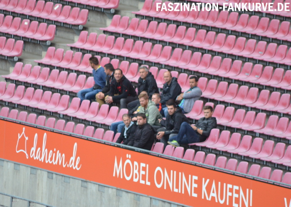 Szenekundige Beamte beim Regionalliga Spiel zwischen dem 1. FC Köln II und Alemannia Aachen. Sie können entscheiden, wer Intensivtäter sein soll<br />    <button type=