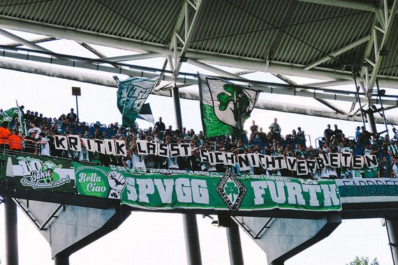 Proteste der Fürther Fans in Leipzig<br />    <button type=