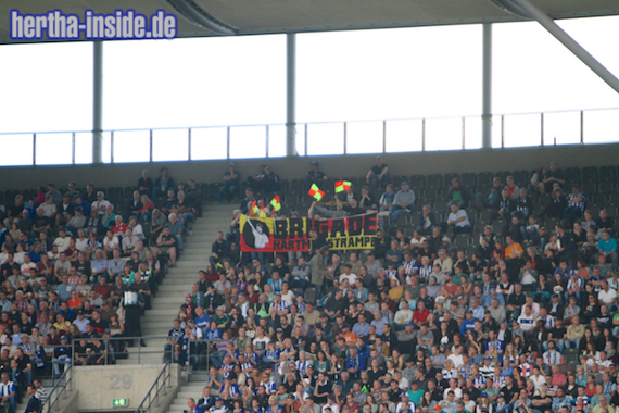 Die Brigade Hartmut Strampe bei ihrem ersten Einsatz<br />Bild: hertha-inside.de”><figcaption>Die Brigade Hartmut Strampe bei ihrem ersten Einsatz<br />Bild: hertha-inside.de</figcaption></figure>
                </div>
                
                <!-- YouTube (Meta-Feld) -->
                
            </div>
        </article>

                <script>
        (function() {
            var root = document.querySelector('.ff-single-news-gallery');
            if (!root) return;
            var slides = root.querySelectorAll('.ff-single-news-gallery-slide');
            var dots = root.querySelectorAll('.ff-single-news-gallery-dot');
            var prev = root.querySelector('.ff-single-news-gallery-prev');
            var next = root.querySelector('.ff-single-news-gallery-next');
            var n = slides.length;
            if (n < 2) return;
            var i = 0;
            function closeAllImgInfo() {
                root.querySelectorAll('.ff-fv-img-info-host.is-info-open').forEach(function(host) {
                    host.classList.remove('is-info-open');
                    var b = host.querySelector('.ff-fv-img-info-btn');
                    var p = host.querySelector('.ff-fv-img-info-panel');
                    if (b) b.setAttribute('aria-expanded', 'false');
                    if (p) p.setAttribute('aria-hidden', 'true');
                });
            }
            function show(idx) {
                closeAllImgInfo();
                i = ((idx % n) + n) % n;
                for (var s = 0; s < n; s++) {
                    if (s === i) slides[s].removeAttribute('hidden'); else slides[s].setAttribute('hidden', '');
                }
                for (var s = 0; s < dots.length; s++) {
                    dots[s].classList.toggle('is-active', s === i);
                    dots[s].setAttribute('aria-selected', s === i ? 'true' : 'false');
                }
            }
            if (prev) prev.addEventListener('click', function() { show(i - 1); });
            if (next) next.addEventListener('click', function() { show(i + 1); });
            for (var d = 0; d < dots.length; d++) {
                (function(di) { dots[di].addEventListener('click', function() { show(di); }); })(d);
            }
        })();
        </script>
        
        <!-- Kommentare -->
                <section class=