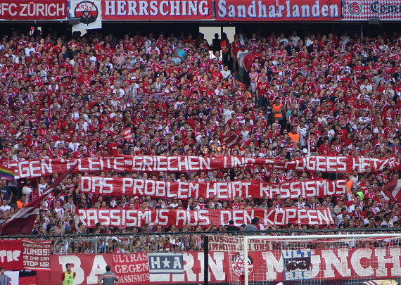 In der Südkurve engagieren sich FC Bayern Fans seit Jahren gegen Rassismus<br />    <button type=