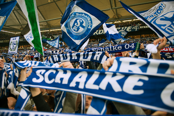 Immer mehr Schalke Fans schließen sich dem Boykott an<br />    <button type=