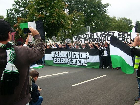 Die Mönchengladbach Fans blieben am Derbytag am Niederrhein<br />    <button type=