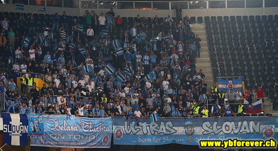Die Ultras von Slovan Bratislava fielen durch ein geschmackloses Banner auf<br />Bild: ybforever.ch“><figcaption>Die Ultras von Slovan Bratislava fielen durch ein geschmackloses Banner auf<br />Bild: ybforever.ch</figcaption></figure>
            </div>

                    </article>

                <section class=