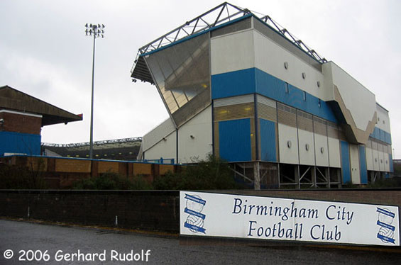 Das St. Andrew´s Stadium in Birmingham war schon zu sehen, doch rein durften die Fans aus Bristol nicht<br />Bild: Gerhard Rudolf“><figcaption>Das St. Andrew´s Stadium in Birmingham war schon zu sehen, doch rein durften die Fans aus Bristol nicht<br />Bild: Gerhard Rudolf</figcaption></figure>
            </div>

                    </article>

                <section class=