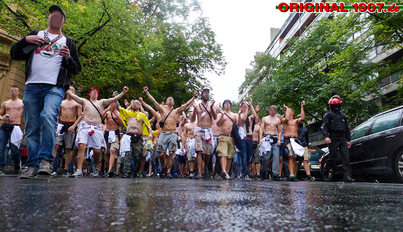 Marsch der FCA-Fans in Bilbao<br />    <button type=